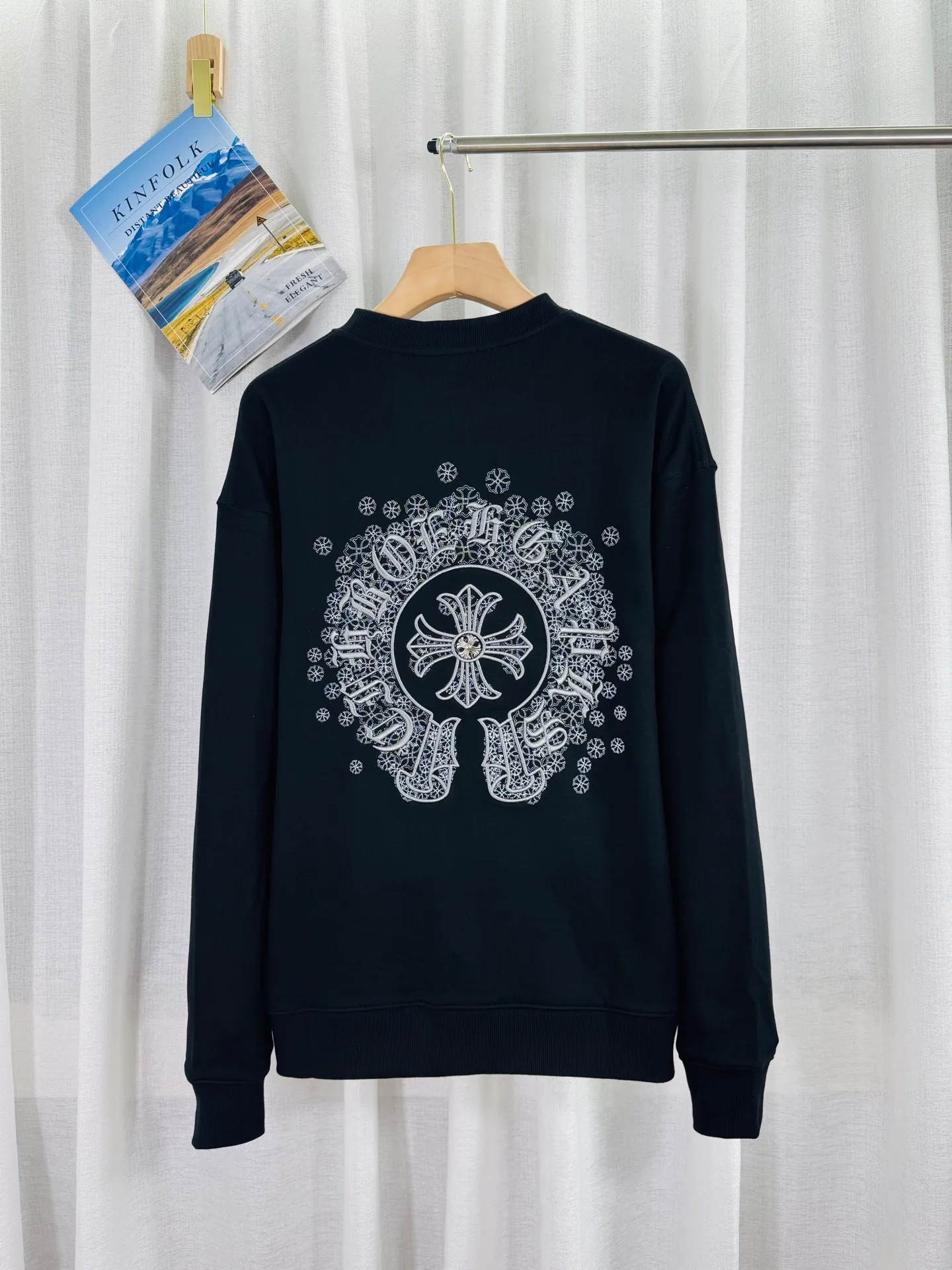 P260 top version, real shot without P, ​​different from market currency) 𝗖𝗵𝗿𝗼𝗺𝗲 𝗛𝗲𝗮𝗿𝘁𝘀/Cro Heart 2025 washed patch embroidery autumn and winter new original single counter American laser burnt 3D three-dimensional color embroidered couple casual sweatshirt 👑The highest version! Customized fabric 430g tripe terry fabric! American acid-washed and distressed original fabric laser burnt ✟appliqué embroidery and exquisite embroidery of letters! The best-selling model in the counter, very comfortable to wear. Accessories: original molded and authenticated collar label➕100% silk wash label. Genuine purchase-grade original hangtag➕matching hanging rope➕3D hanging beads➕original packaging bag. Craftsmanship: The original version has consistent wiring! The highest version of the armhole matching technique! Color: Gray Black Size: S M L XL Style Number: 25-332